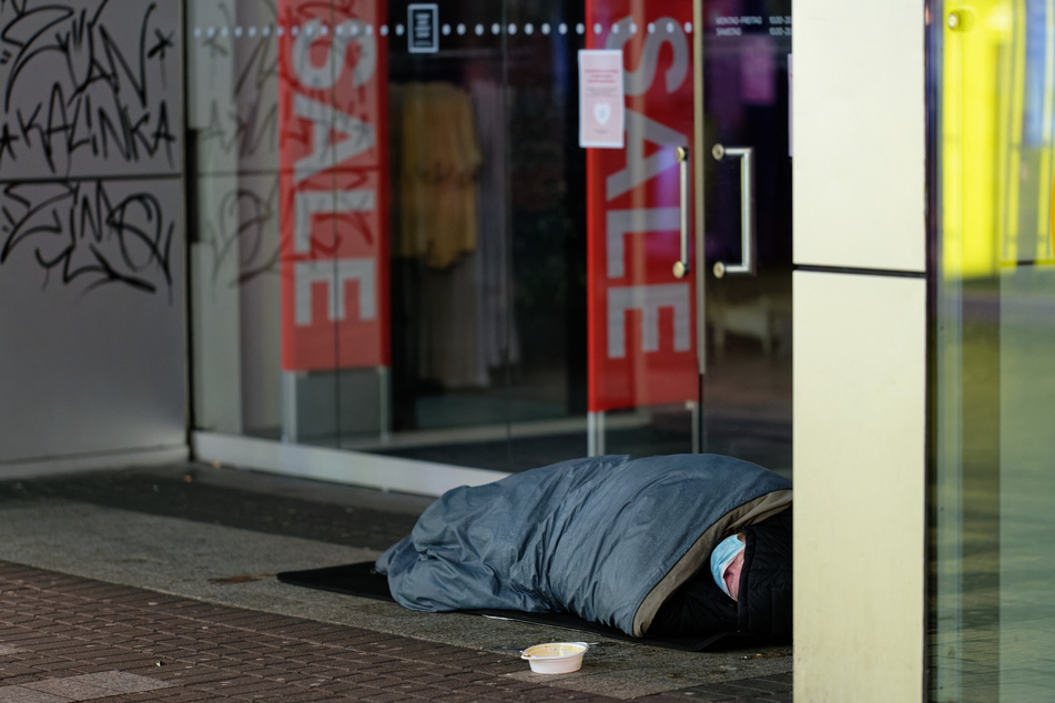 Personen ohne festen Wohnsitz sind den hohen Temperaturen oft schutzlos ausgeliefert.