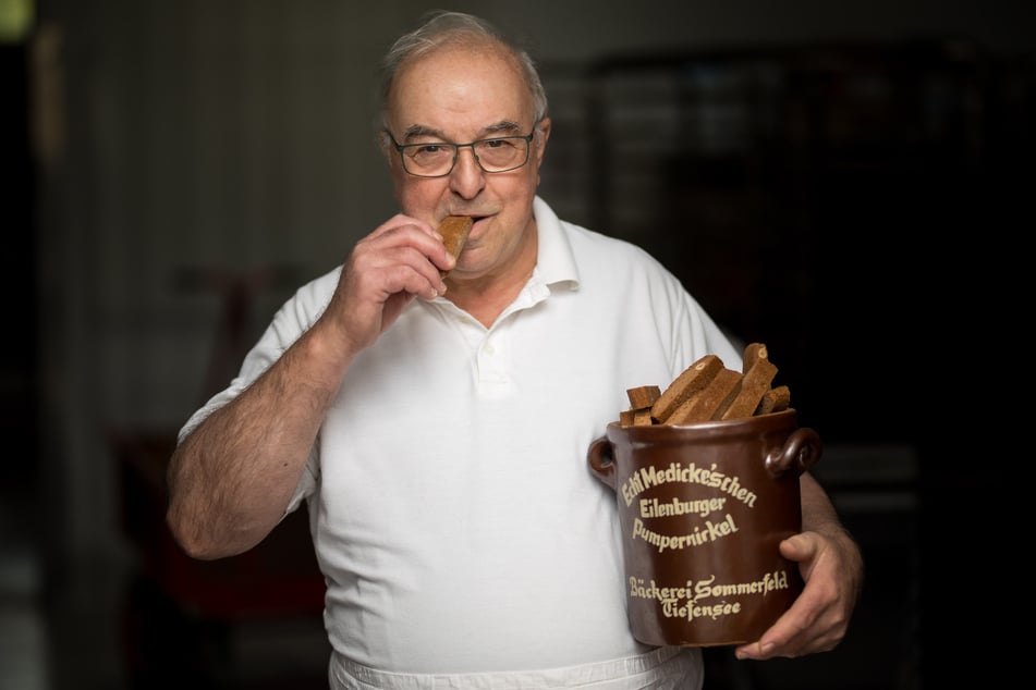 50 Jahre Bäckermeister und langjähriger Geheimnisträger: Gerd Sommerfeld (72) hat die Lizenz zum Pumpernickel-Backen. "Allein vom Naschen von Bruchstücken bin ich nach der Arbeit gut gesättigt."
