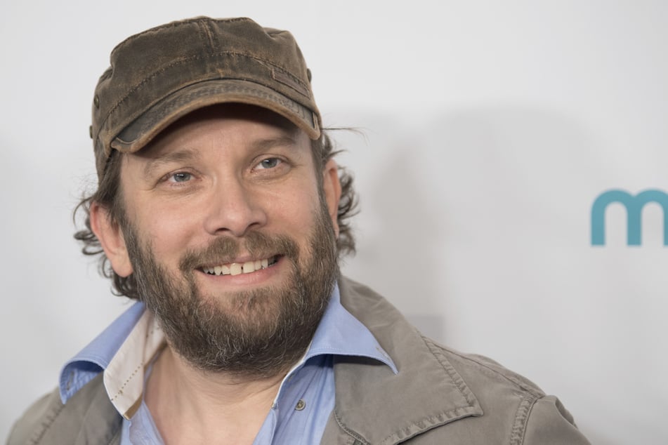 Ulmen übernahm in der auf Eis gelegten Serie Regie und die Hauptrolle.