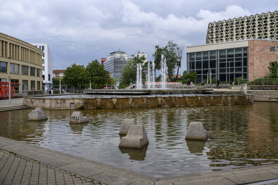 Im Stadthallenbrunnen gibt es nur noch vereinzelt Kaskaden vom mittleren in das untere Becken.