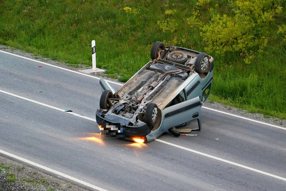 Auf dem Dach liegend kam der Unfallwagen zum Stillstand.