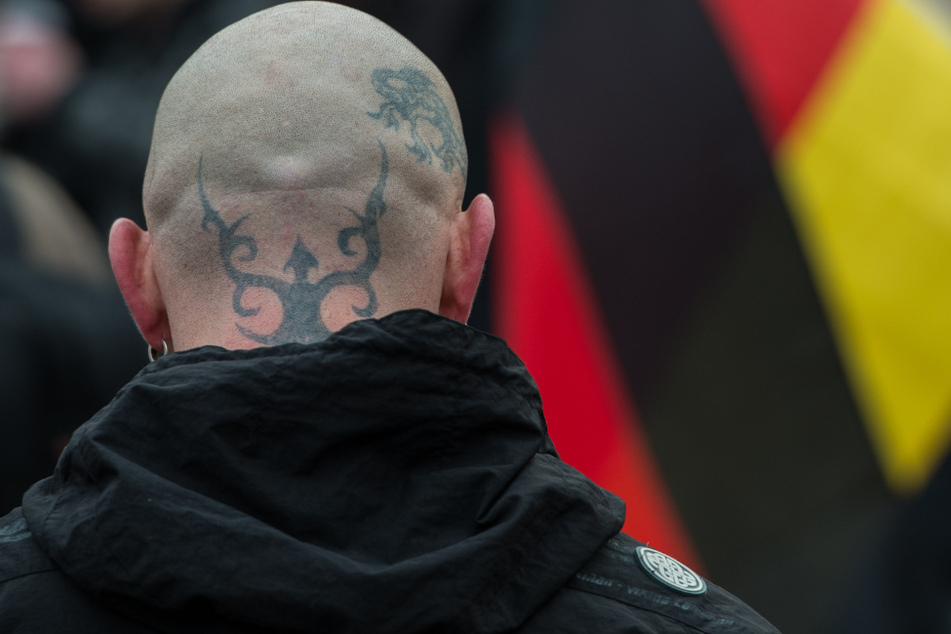 Nationalsozialistisch und verfassungsfeindlich: Tattoos sorgen für Anzeigen
