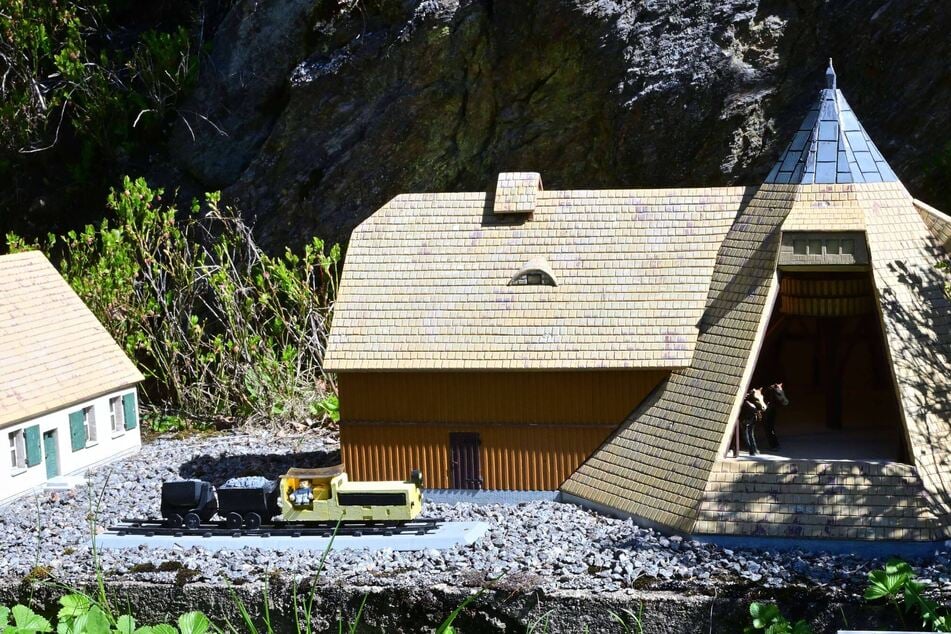 Die Modelllandschaft ist einem erzgebirgischen Weihnachtsberg nachempfunden und in eine natürliche Landschaft des Seifenbaches mit Felsen sowie Bonsaiartigen Bäumen eingepasst.