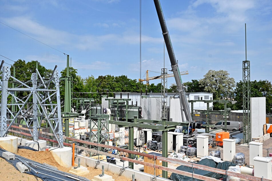 Die neue Schaltanlage kommt rein, die alte (Baujahr 2003) raus: Im Umspannwerk Räcknitz (westlich der Bergstraße) herrscht derzeit reges Treiben.
