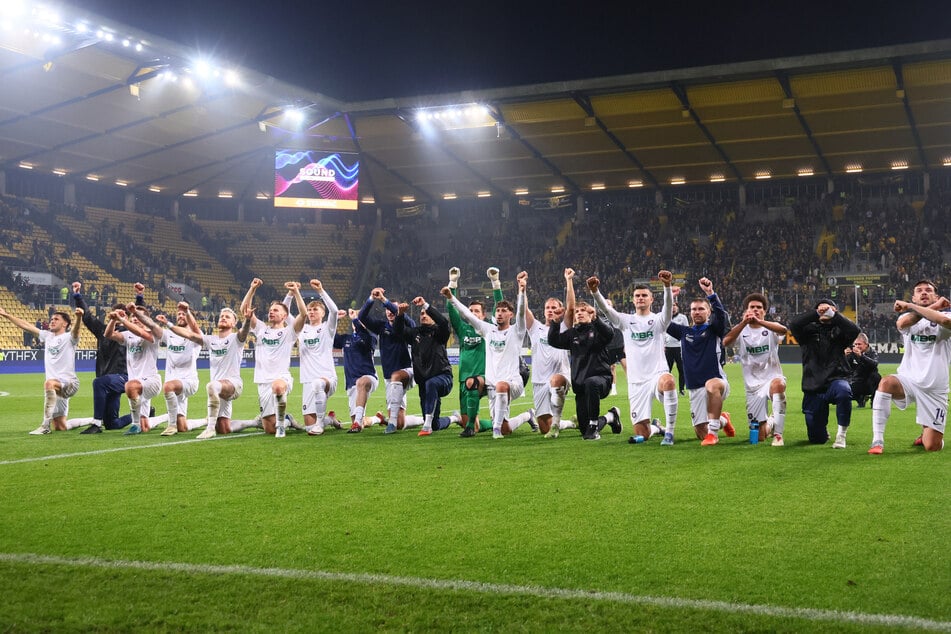Die gekreuzten Hämmer in einem fremden Stadion, das gab es zehn Spiele nicht. In Aachen war es wieder so weit.
