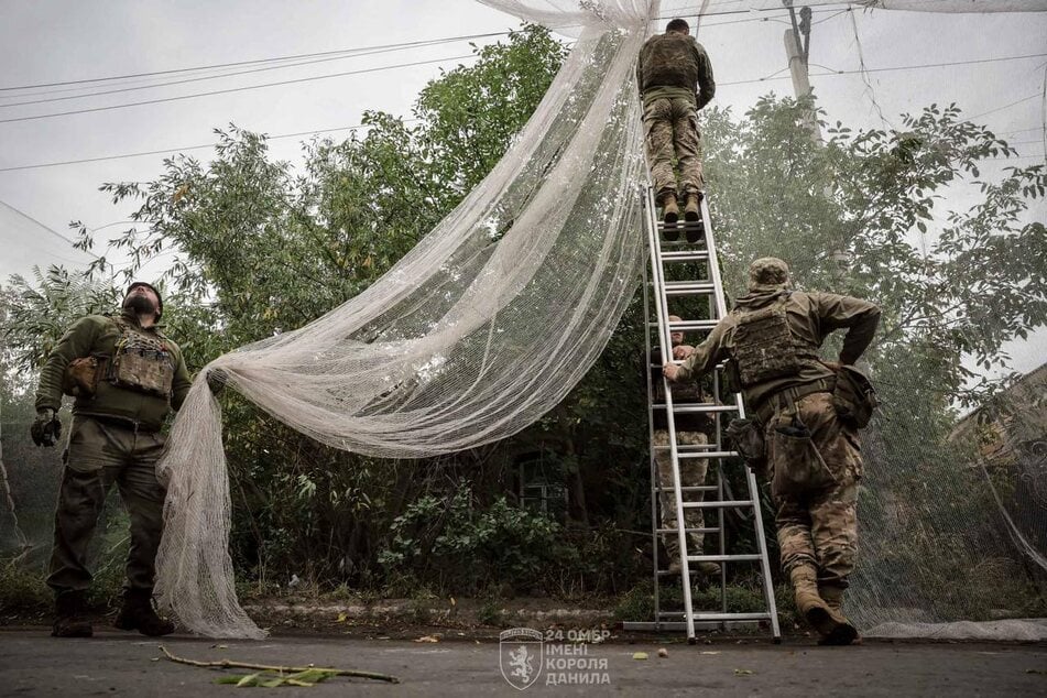 Ukrainische Soldaten installieren ein Anti-Drohnen-Netz nahe der umkämpften Stadt Kostjantyniwka
