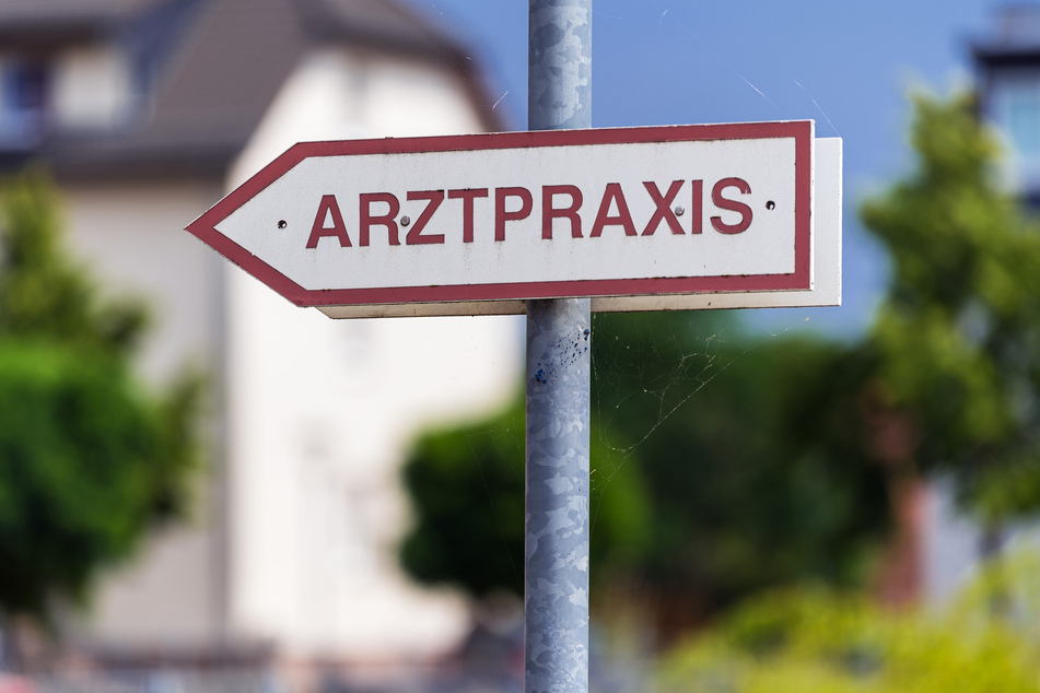 Sollte das Urteil rechtskräftig werden, droht dem 34-jährigen Mediziner der Entzug der ärztlichen Zulassung.