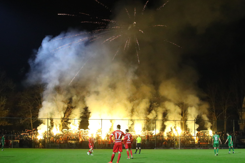 Im Regionalliga-Aufstiegskampf geht es heiß her. Ein Energie-Feuerwerk auf dem Platz blieb im Alfred-Kunze-Sportpark am Mittwoch aus, dafür zündelten die Cottbus-Fans im Gästeblock.
