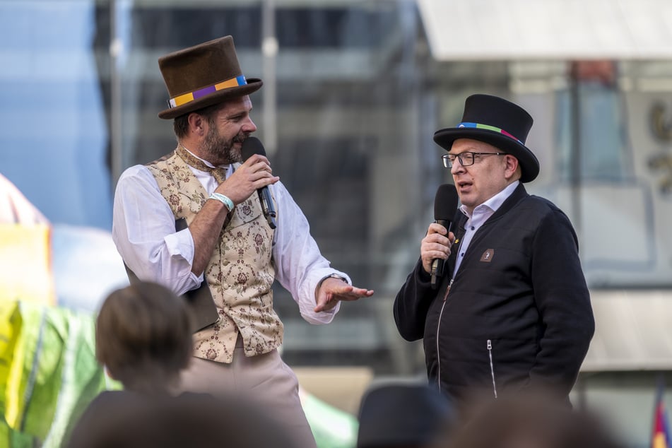 In "angemessener" Bekleidung eröffnete OB Sven Schulze (r.) das diesjährige Hutfestival.