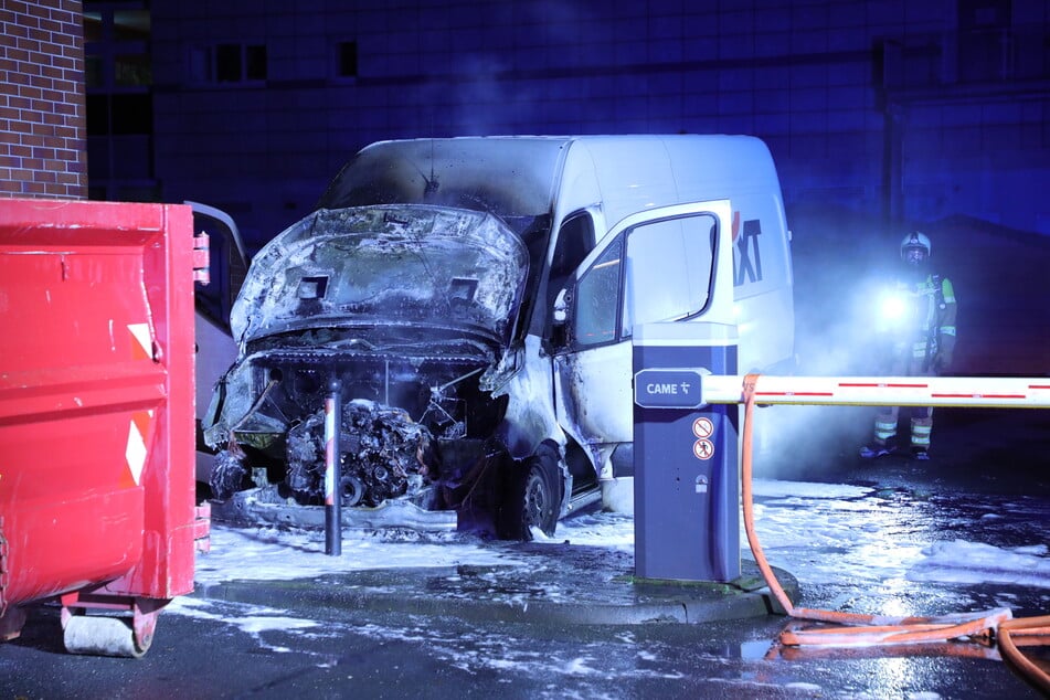Die Feuerwehr löschte den Sprinter mit reichlich Schaum. Warum es zum Brand kam, ist nun Gegenstand polizeilicher Ermittlungen.