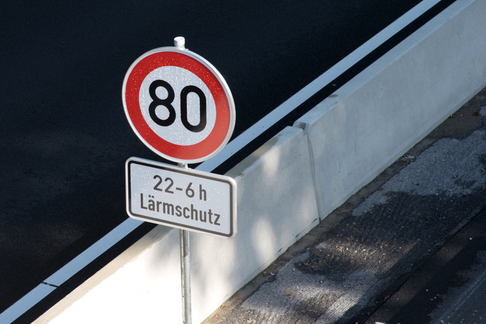 Insgesamt fünf Schilder mit einer Begrenzung auf 80 km/h sind von Unbekannten durch 30-km/h-Schilder ersetzt worden.