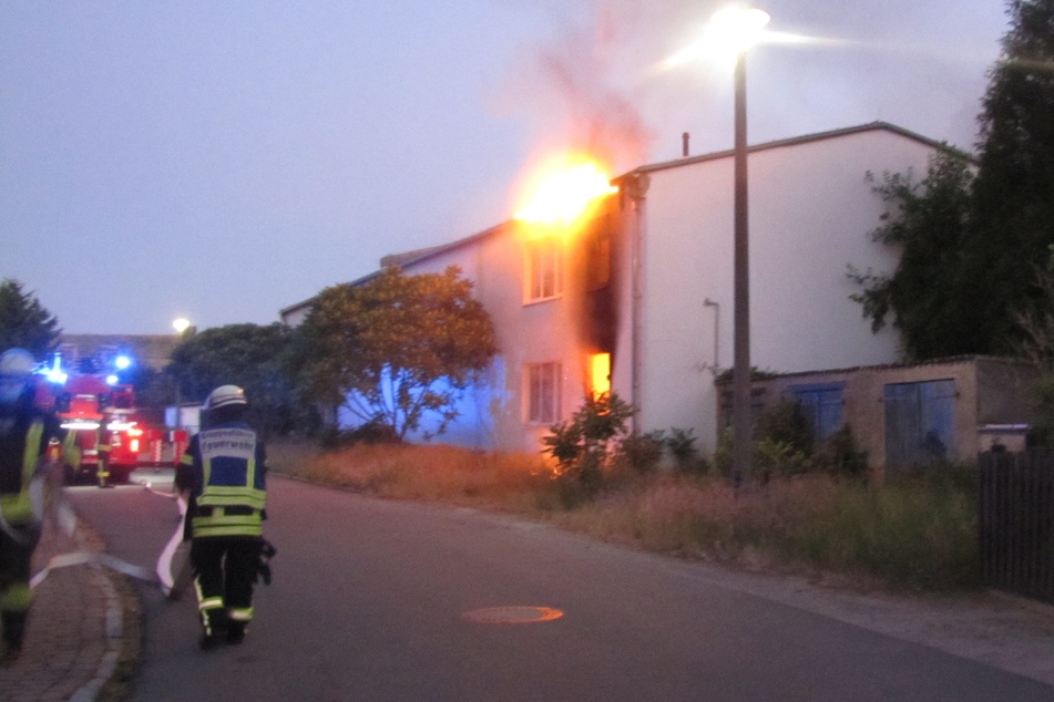 Der durch das Feuer entstandene Schaden wird auf etwa 100.000 Euro geschätzt.