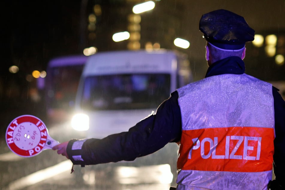 Bei einer Verkehrskontrolle am Freitagabend in Hamburg ging den Beamten ein mutmaßlicher Drogendealer ins Netz. (Symbolbild)