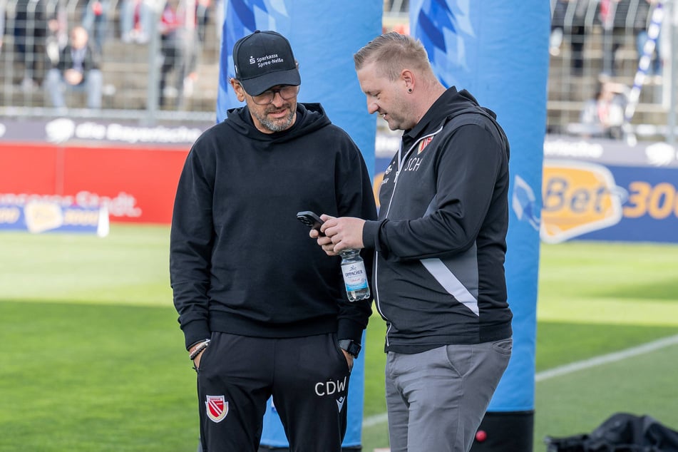 Wollitz (l.) überbrachte mit Pressesprecher Stefan Scharfenberg-Hecht auf digitalem Wege seine Gedanken vor dem Ostduell.