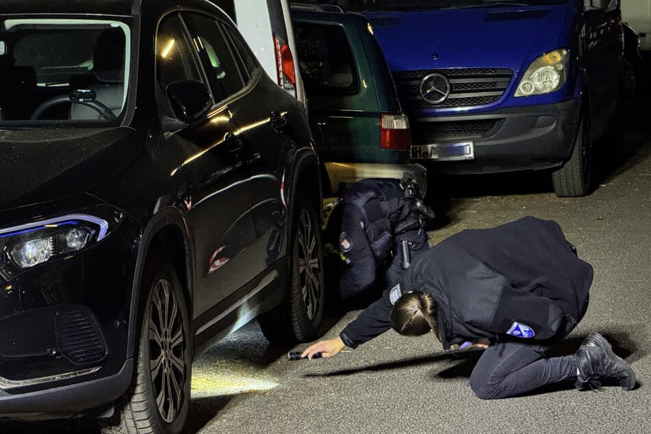 Die Polizei suchte den Tatort großräumig nach Beweismitteln ab.