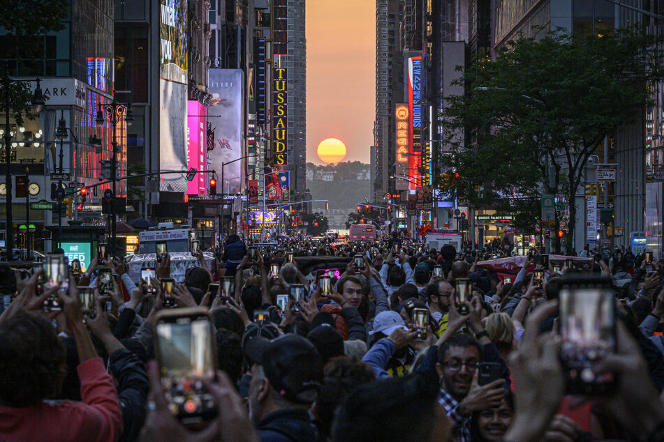 Manhattanhenge 2023 New Yorkers gather to celebrate and take