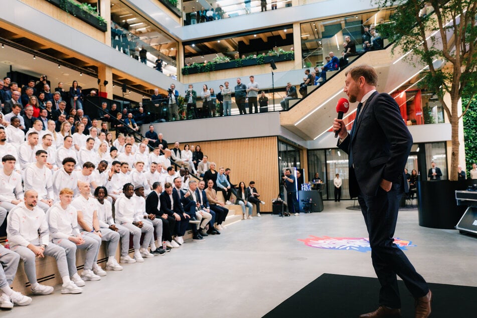 Sachsens Ministerpräsident Michael Kretschmer (50, CDU) kam bei der feierlichen Eröffnung zu Wort.