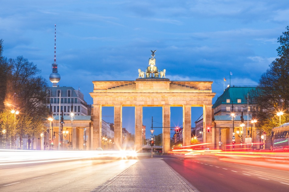 Das Brandenburger Tor in Berlin ist eines der Wahrzeichen der Stadt.