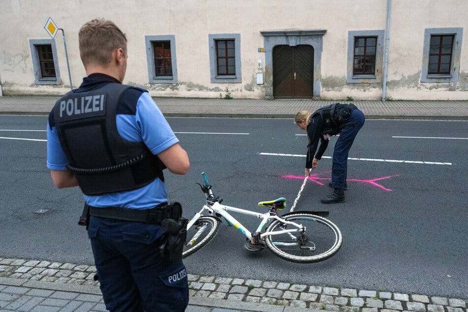 Auf der Friedensstraße in Zittau wurde ein Mädchen (13) mit ihrem Rad von einem Unimog-Fahrer erfasst.