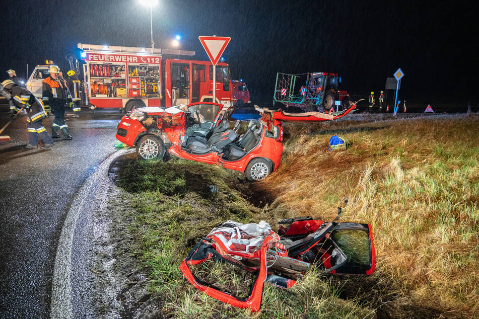 Der rote Fiat wurde bei dem Zusammenprall komplett zerstört, die Fahrerin starb noch am Unfallort.