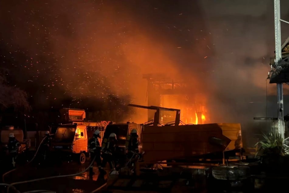 Die Löscharbeiten dauerten mehrere Stunden an.