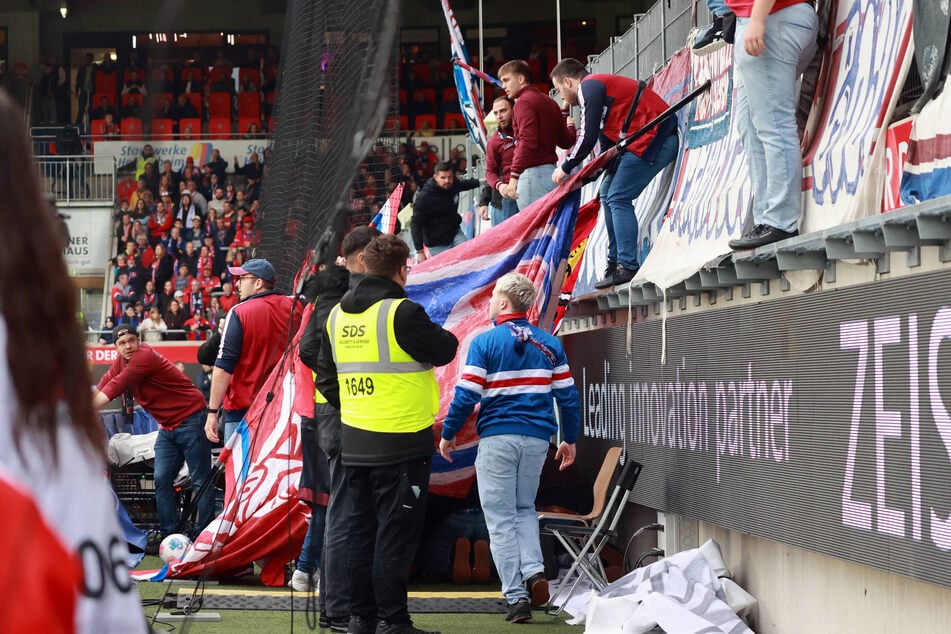 Heidenheim-Fans bildeten einen Sichtschutz aus Schwenkfahnen.