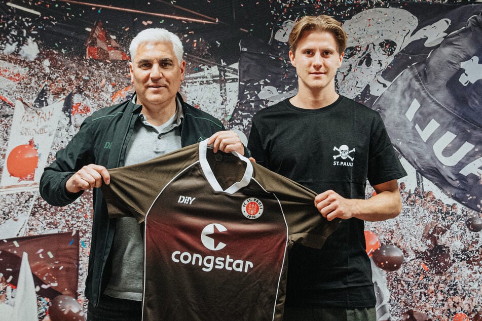 Der FC St. Pauli um Sportchef Andreas Bornemann (52, l.) hat den schwedischen Neu-Nationalspieler Erik Ahlstrand (22) verpflichtet.
