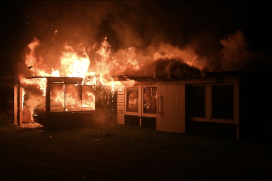 Unter dem Carport stand ein Auto, welches ebenfalls durch die Flammen zerstört wurde.