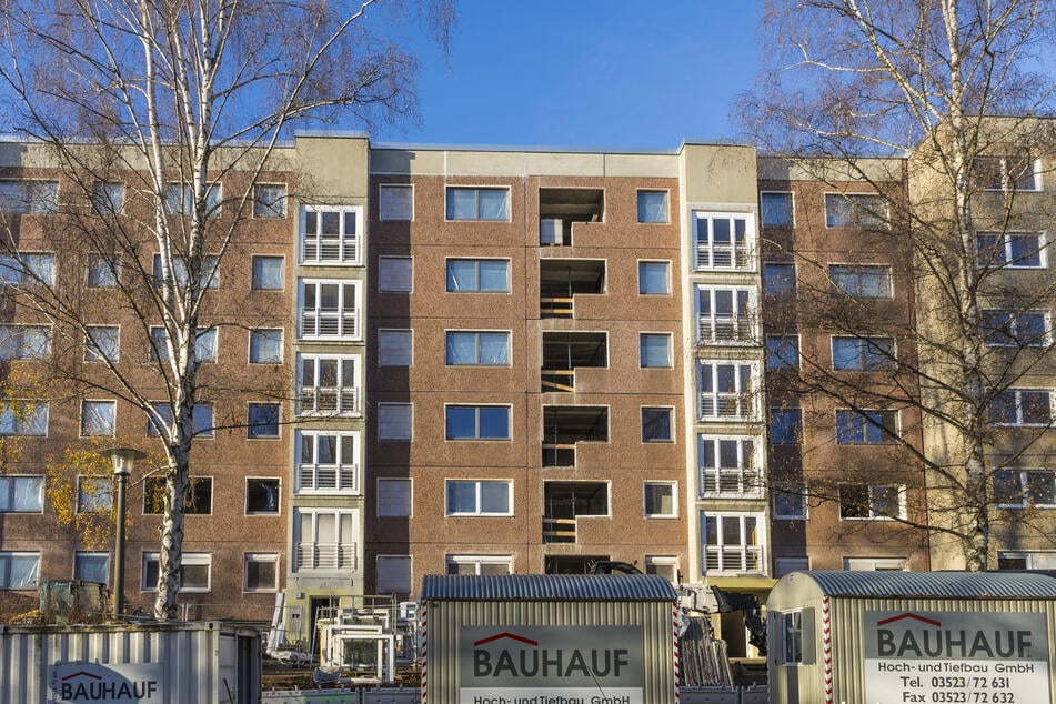 Umbau läuft: Bis Ende 2026 sollen an der Birkenstraße in Gorbitz 53 Zwei- bis Vierraumwohnungen fertig werden.