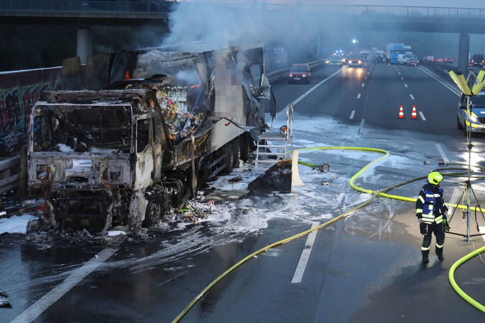 Unfall A3: Lkw brennt auf Standstreifen der A3 aus: Fahrbahn nach Frankfurt lange gesperrt!