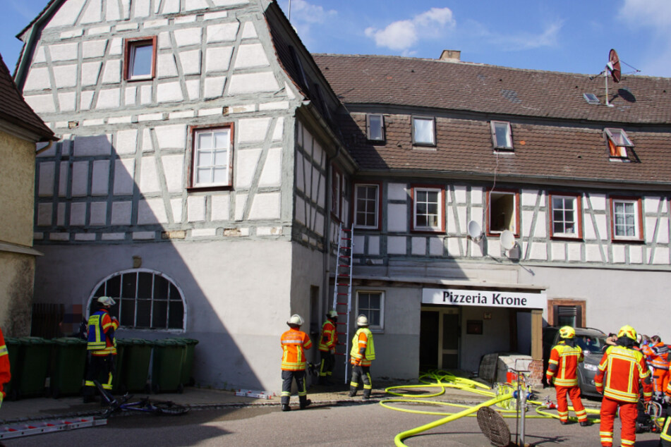 Die Feuerwehr geht ihrer Arbeit nach.