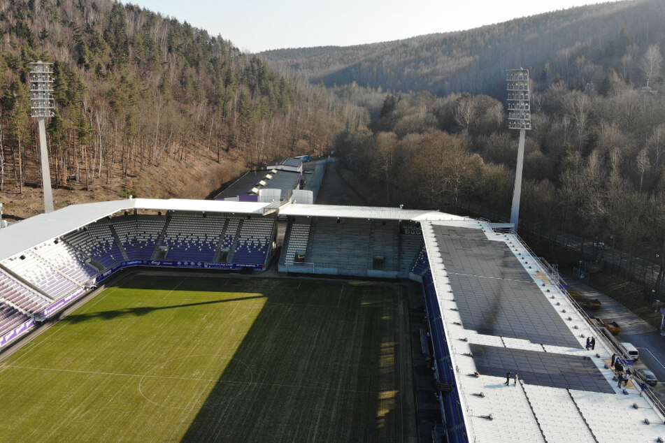 Mitarbeiter der ClenSolar GmbH &amp; Co. KG montierten die Photovoltaik-Module aufs Dach des Erzgebirgsstadions.