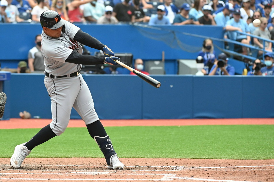 Miguel Cabrera hit his 500th career home run in the 6th inning of the Tigers' win over the Blue Jays on Sunday.