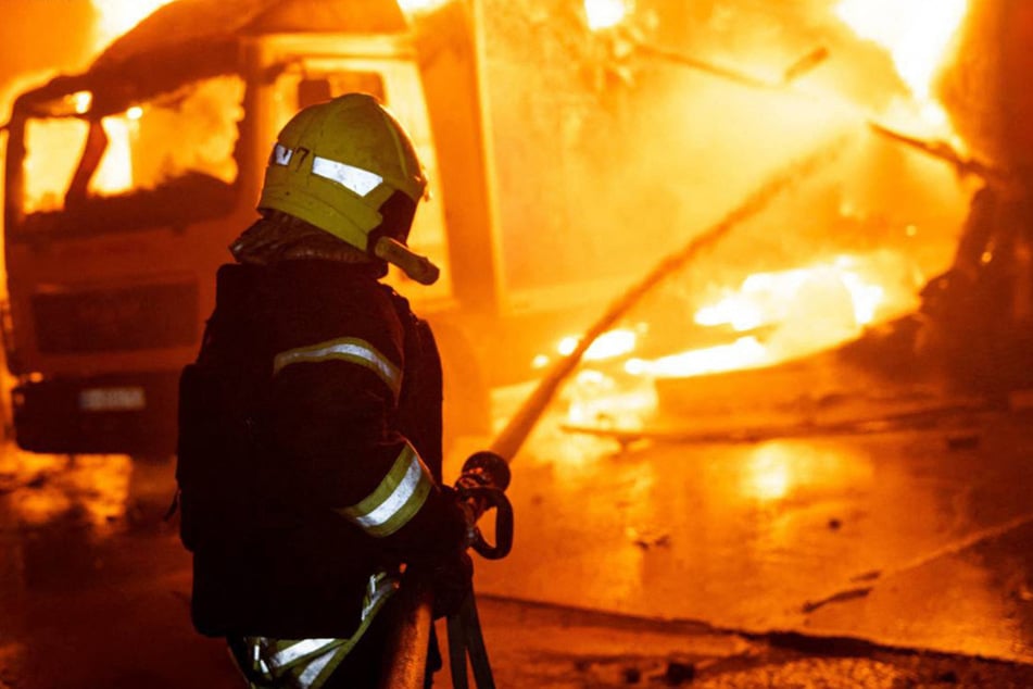 Ein Feuerwehrmann löscht nach einem Luftangriff einen Brand in einer Produktionshalle in Odessa.