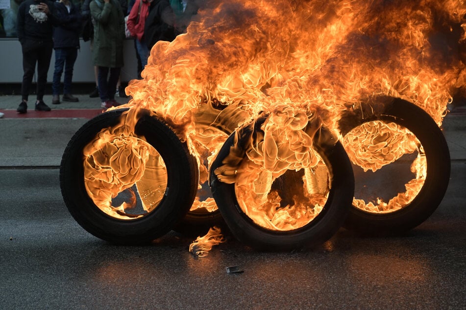 Vor dem Werk in Brüssel kam es zu Protesten. Arbeiter blockieren im September mit brennenden Autoreifen den Eingang zum Audi-Werk