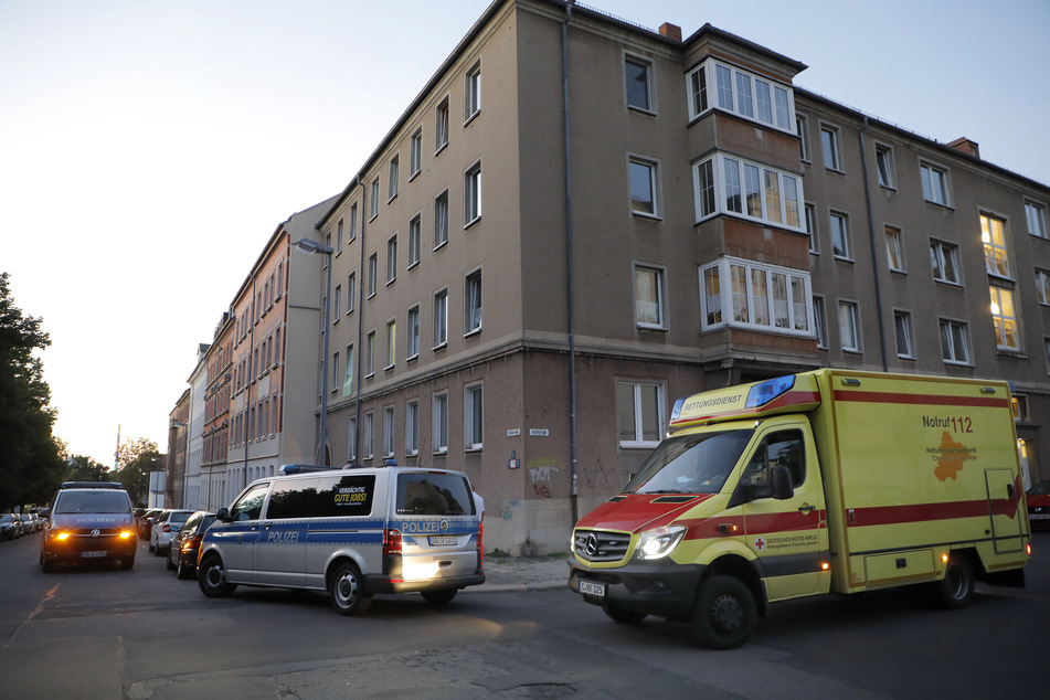 Chemnitz: Streit um Pool eskaliert: Mann verletzt Nachbarin mit Schreckschusswaffe
