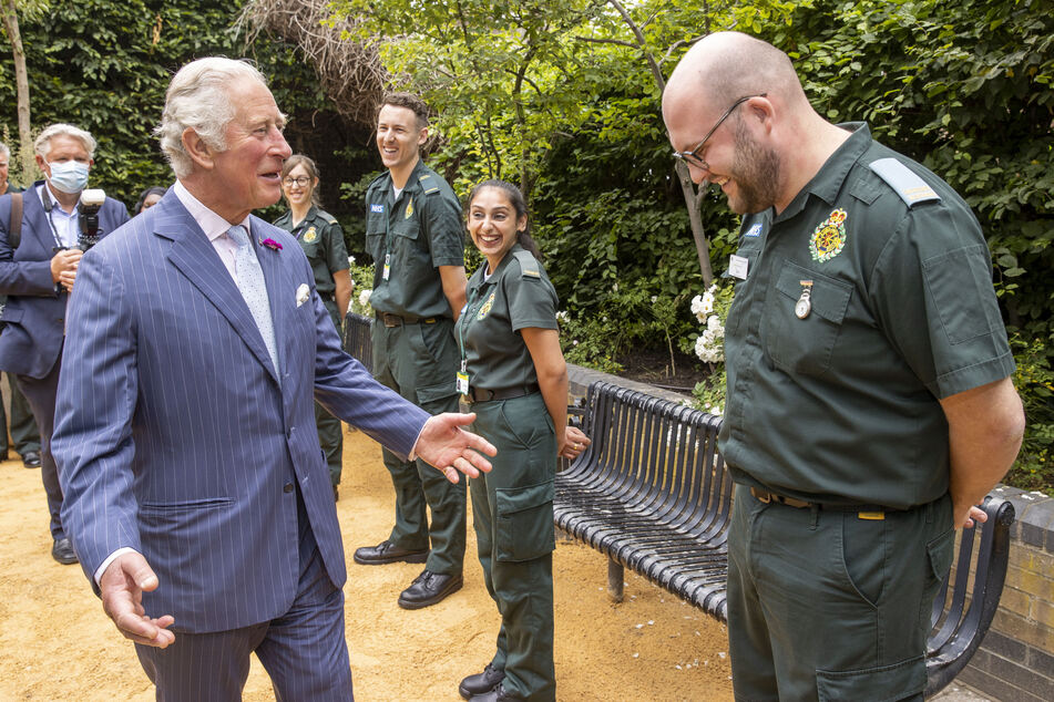 Prinz Charles sprach während seines Besuchs im Krankenhaus auch mit Mitarbeitern und Mitarbeiterinnen des National Health Service (NHS).