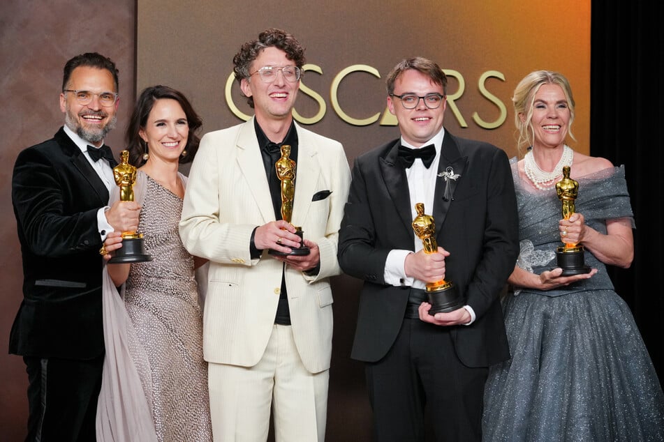 Mitte März hielten Pavel Talankin (35, r.) und David Borenstein (m.) noch glücklich ihre Oscars für den Dokumentarfilm "Mr. Nobody Against Putin" in den Händen.