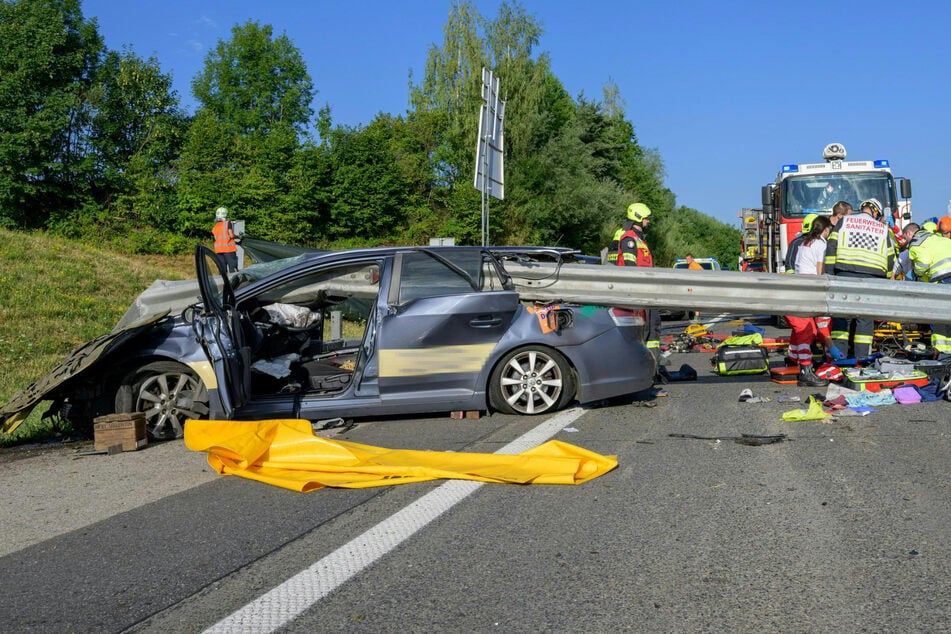 Bei einem Verkehrsunfall auf der Westautobahn (A1) krachte ein Auto gegen eine Leitplanke, die sich dabei in das Fahrzeug bohrte.