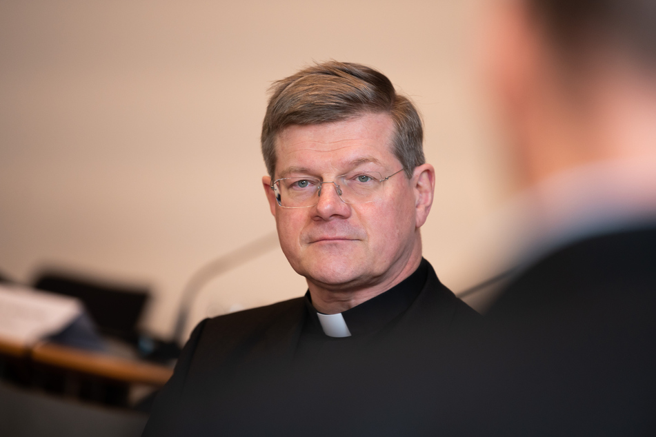 Stephan Burger (60), Erzbischof von Freiburg steht vor Beginn einer Pressekonferenz der Erzdiözese Freiburg zum Umgang mit Missbrauch in der Katholischen Akademie.