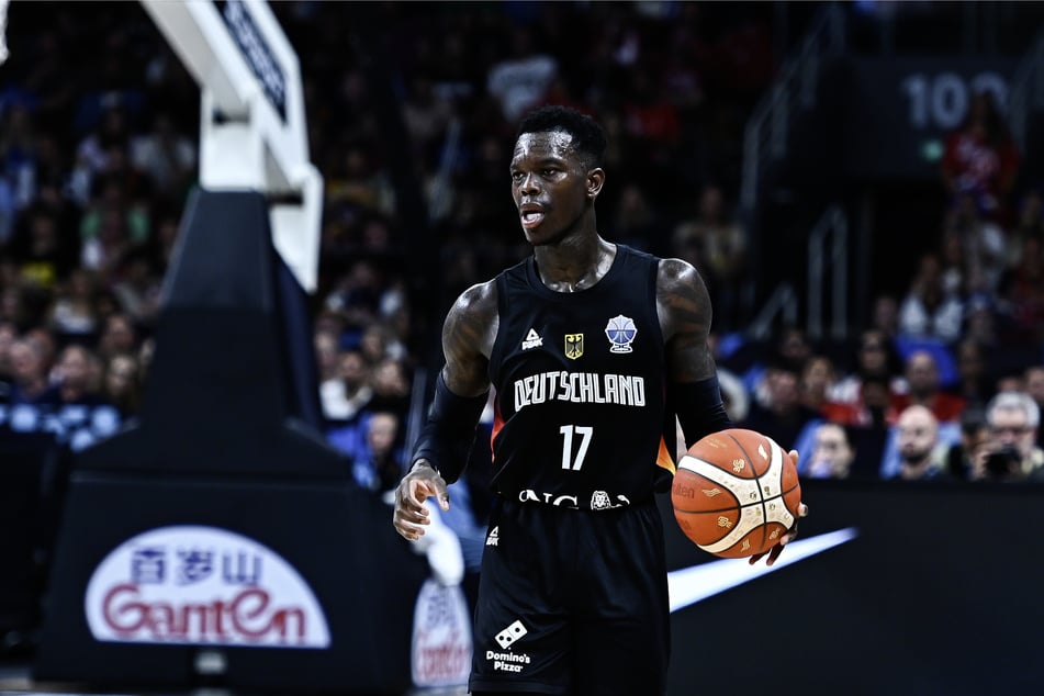 Mit der deutschen Basketball-Nationalmannschaft wurde Dennis Schröder (32) Welt- und Europameister.