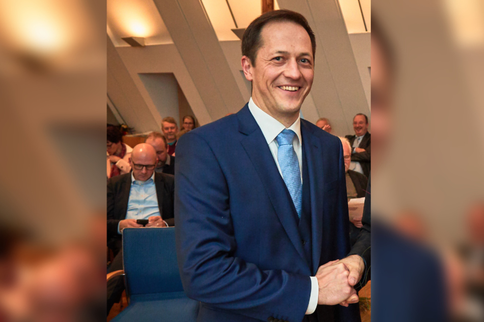 Bad Schandaus Bürgermeister Thomas Kunack (41) würde sich freuen, wenn der Traditionsanleger wieder angebaut wird.