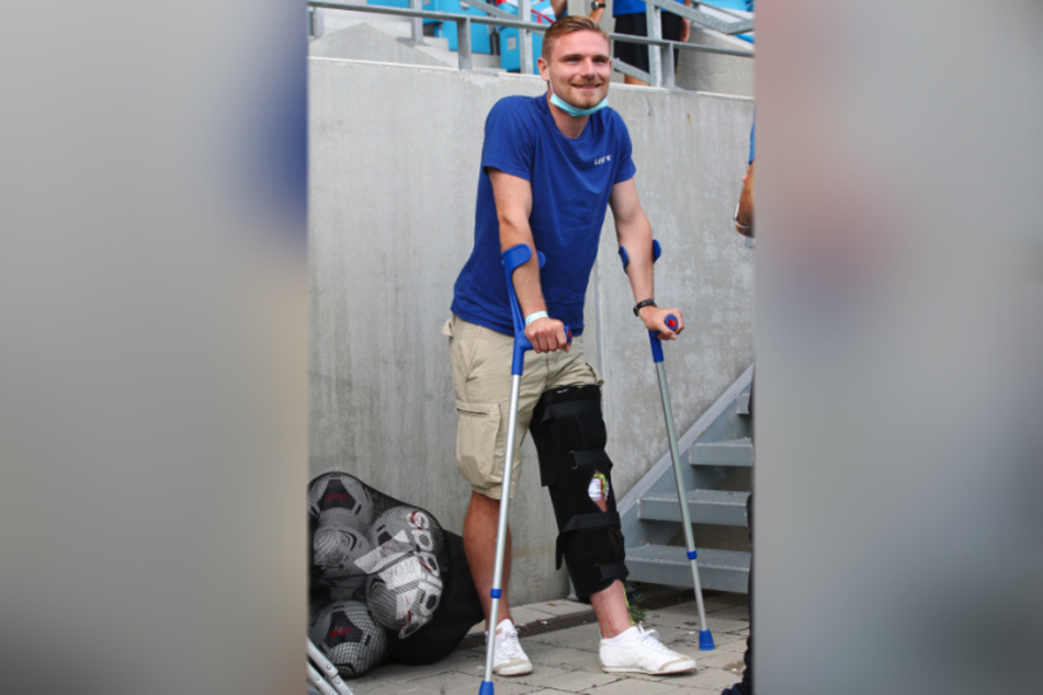 Robert Zickert an Krücken - das war zwölf Tage nach seiner Operation. Mittlerweile trainiert der Verteidiger wieder mit der Mannschaft und hofft noch in diesem Jahr auf sein Comeback.