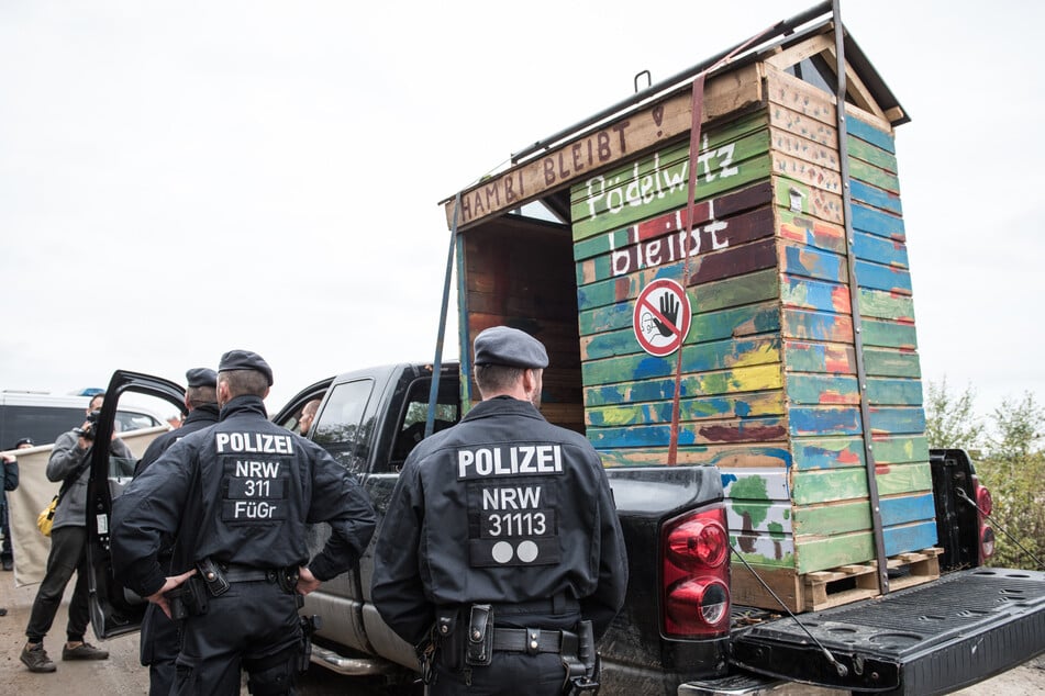 Das "Soli-Baumhaus", das im "Wiesencamp" im Hambacher Forst als Werkzeughütte genutzt wurde, wurde zunächst von der Polizei beschlagnahmt, ehe es in den Museumsbestand überging.