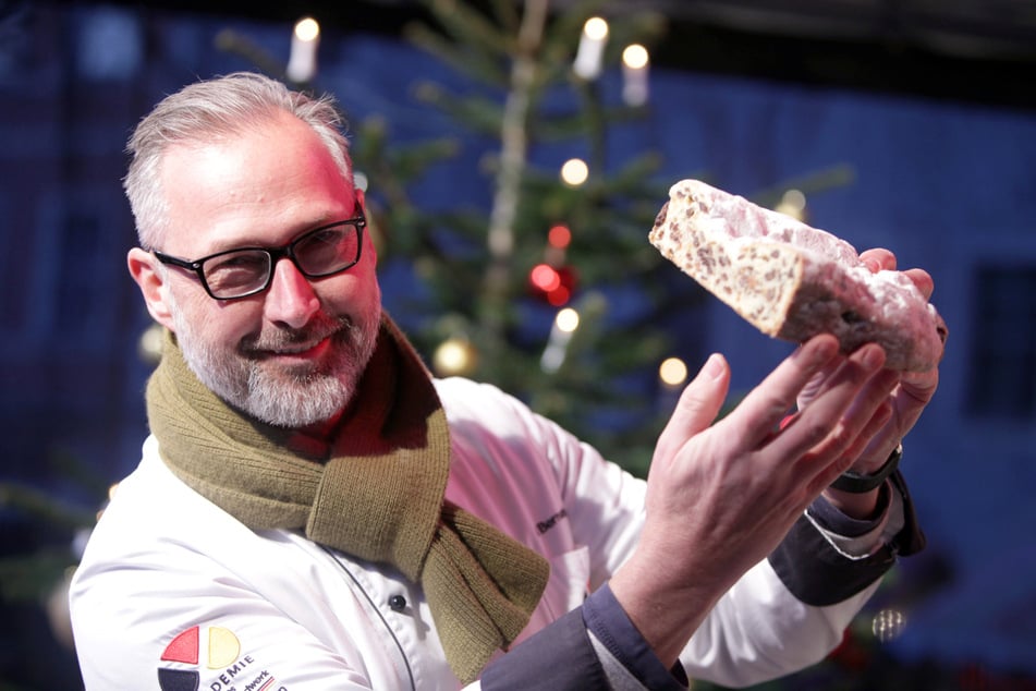 André Bernatzky (51) prüft in der Vorweihnachtszeit jede Menge Stollen.
