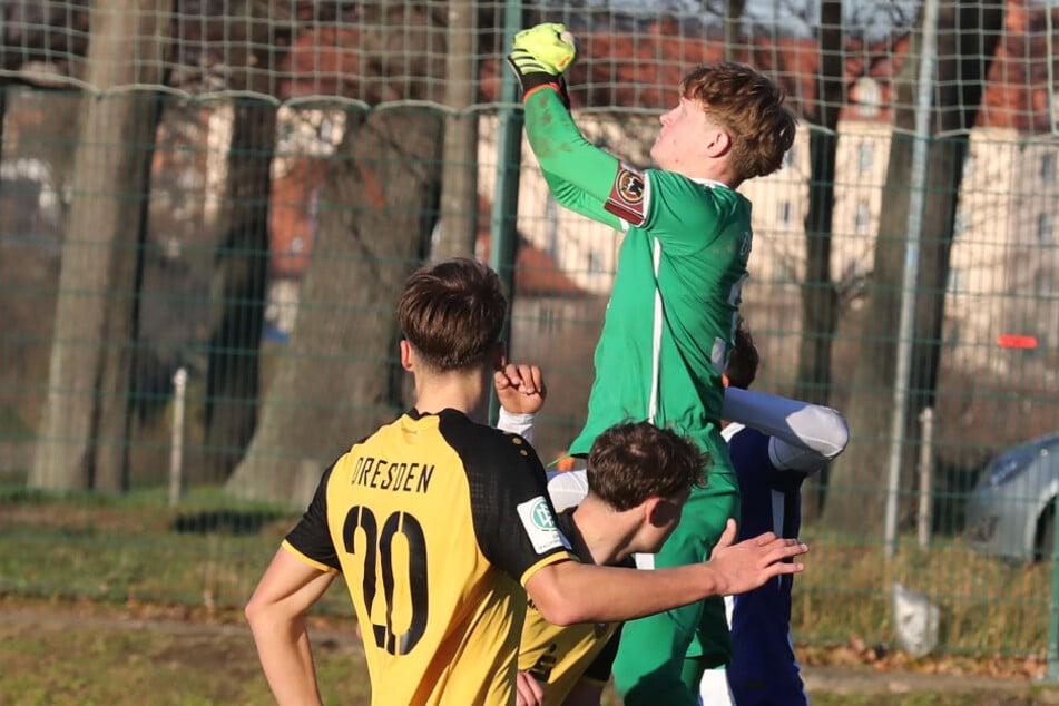 Dynamo-Keeper Marlon Grafe kann hier klären, war bei den Gegentoren aber machtlos.