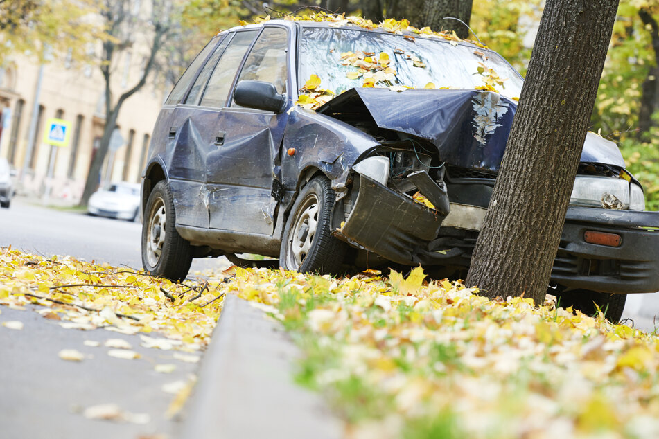 Heftiger Frontal-Crash entwurzelt Baum: Autofahrer (47) schwer verletzt
