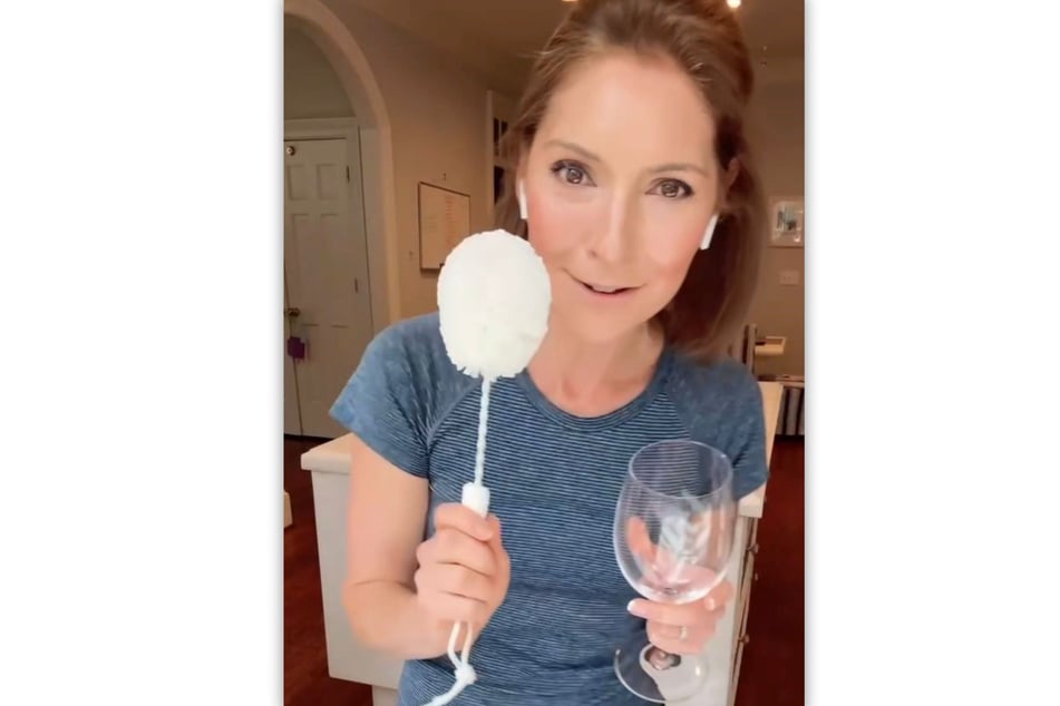 Darria rät, zum Abwaschen der Weingläser eine Weinglasbürste zu benutzen.