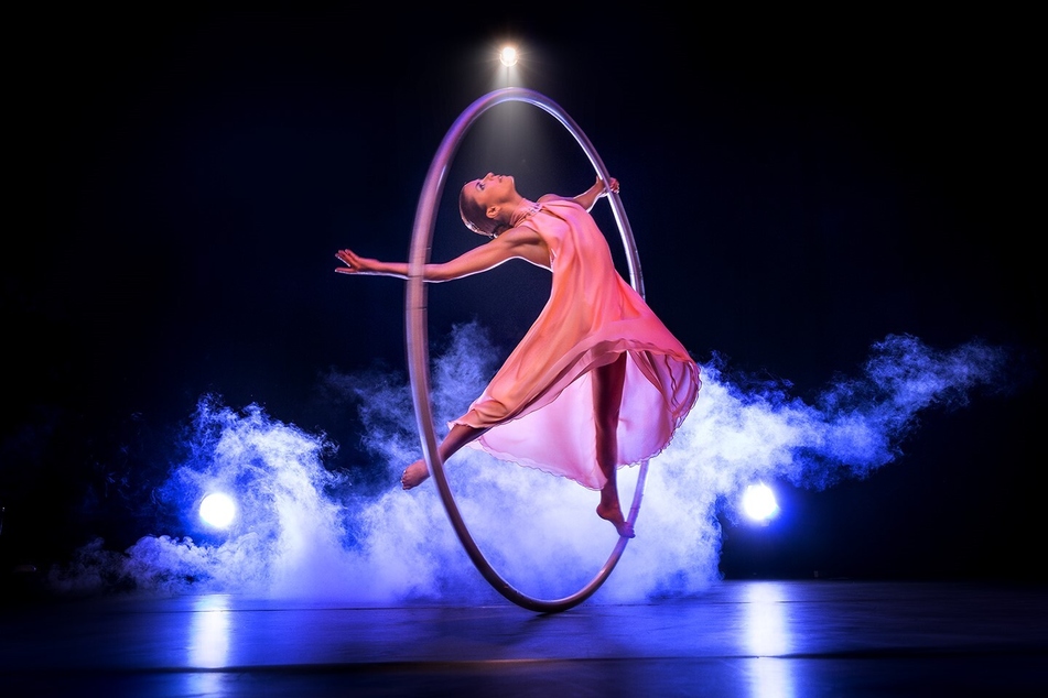 Valérie Inertie bewegte die Zuschauenden im Hansa Theater mit einer Choreografie in ihrem Cyr-Wheel.