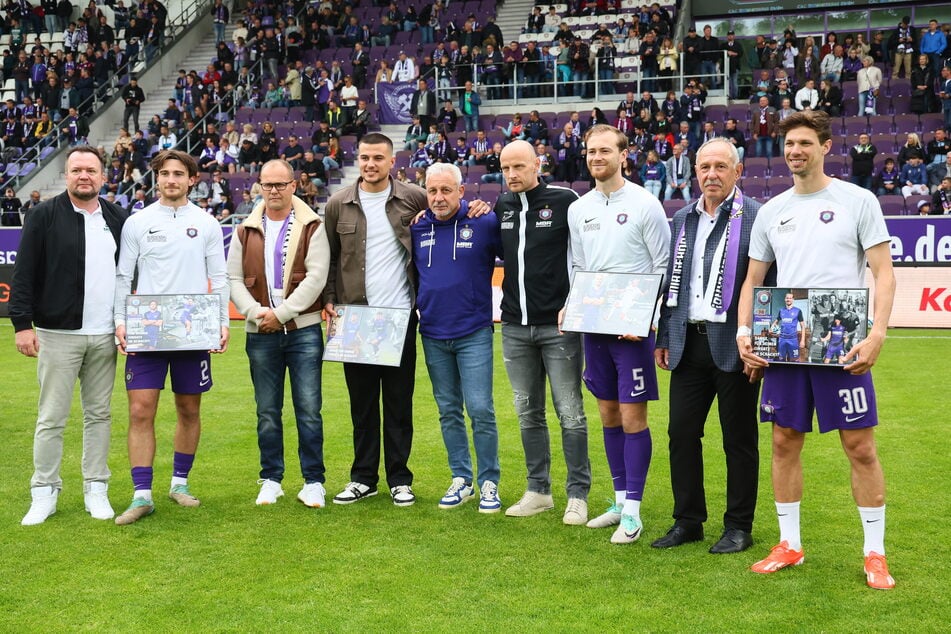 Tim Danhof (2.v.l.), Ramzy Ferjani (4.v.l.), Korbinian Burger (3.v.r.) und Maximilian Thiel (r.) wurden vor dem Spiel gegen Mannheim vom FCE verabschiedet.